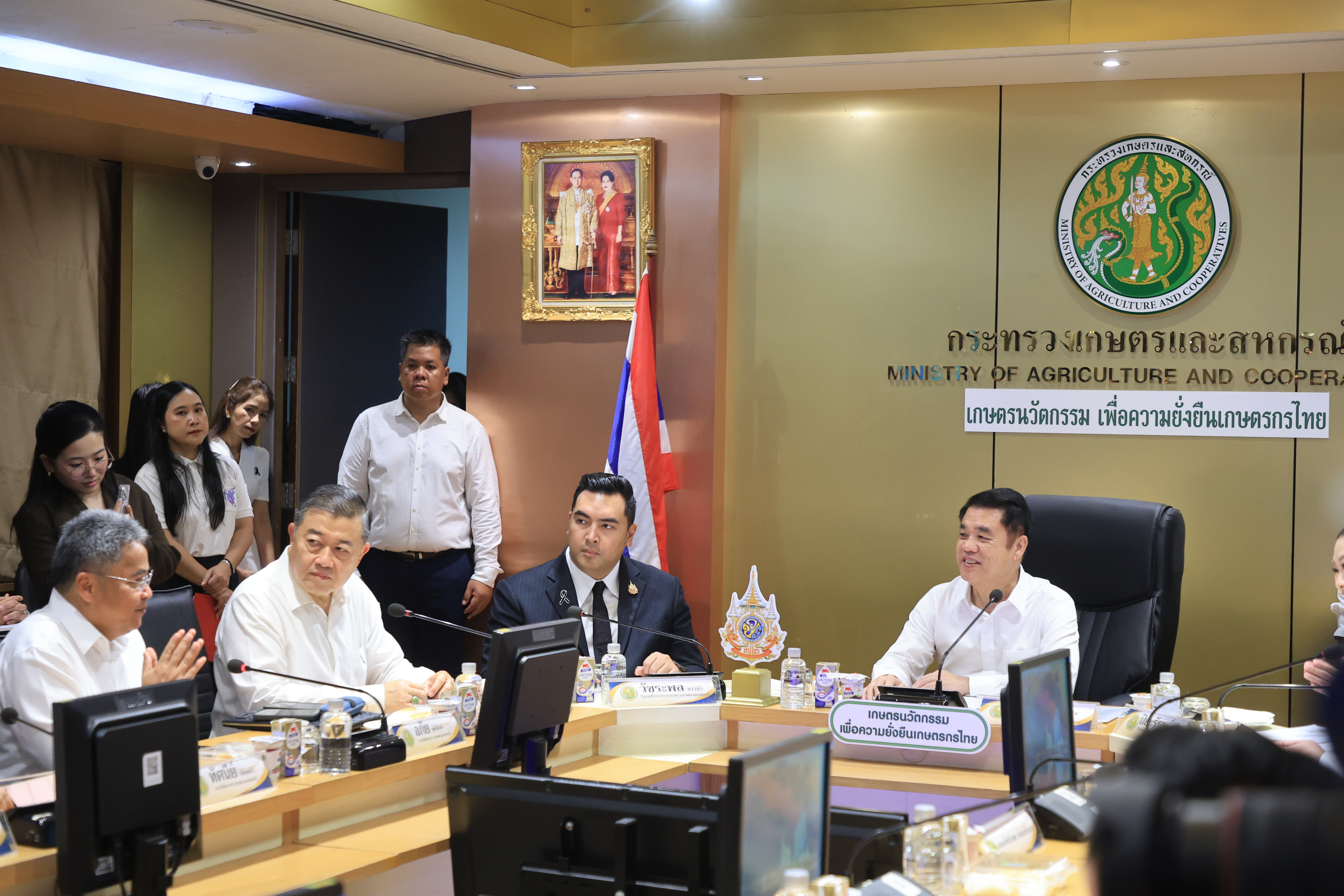 title - เลขาธิการ ส.ป.ก. ร่วมการประชุมผู้บริหารระดับสูงของกระทรวงเกษตรและสหกรณ์ รับมอบนโยบาย รมว.กษ. 5 ด้าน เน้นการทำงานเชิงรุก ลดขั้นตอน เร่งการนำเทคโนโลยีดิจิทัลมาช่วยในการทำงาน ผลักดัน 6 เรื่องเร่งด่วน ต้องเห็นผลที่เป็นรูปธรรม ชูแนวคิดหลัก “เกษตรนวัตกรรม เพื่อความยั่งยืนเกษตรกรไทย” 